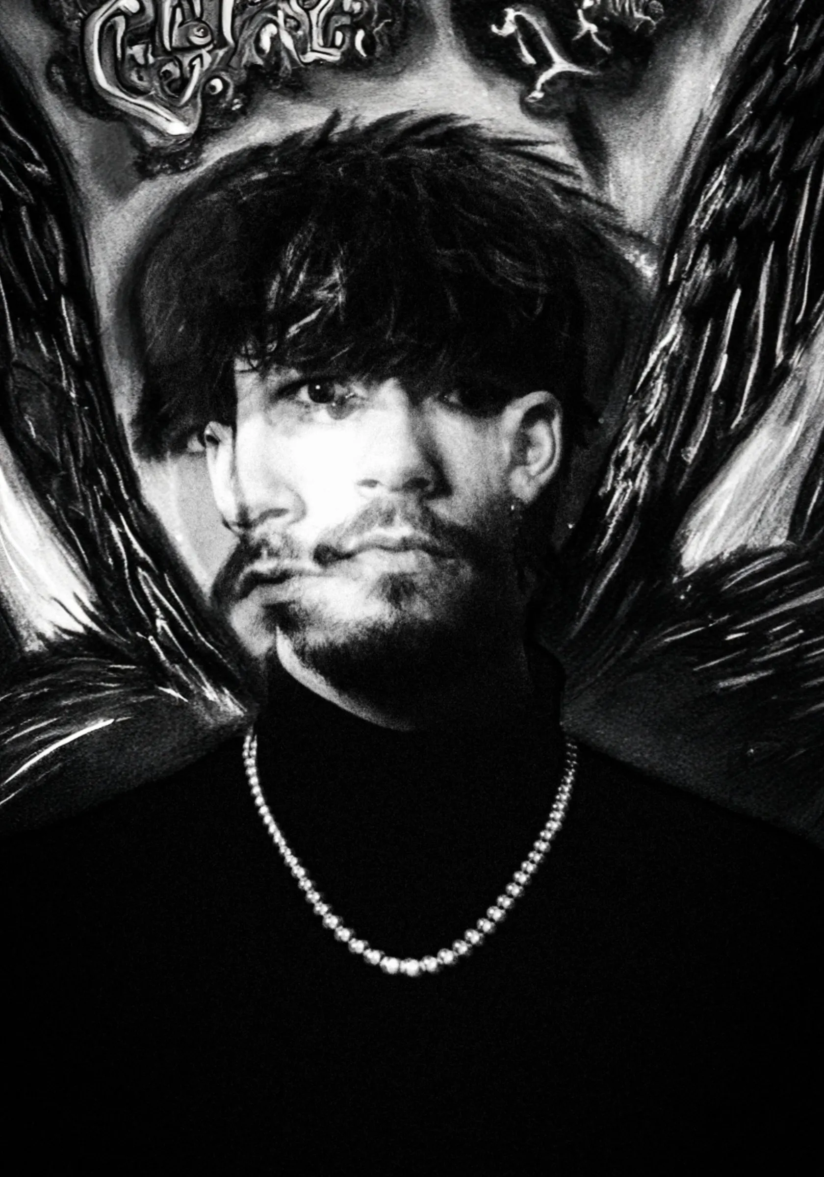 Zwart-witportret van een jonge man met donker haar, baard en een parelketting voor een geschilderde achtergrond met vleugels, met een vervreemdend dubbelbeeld over zijn gezicht